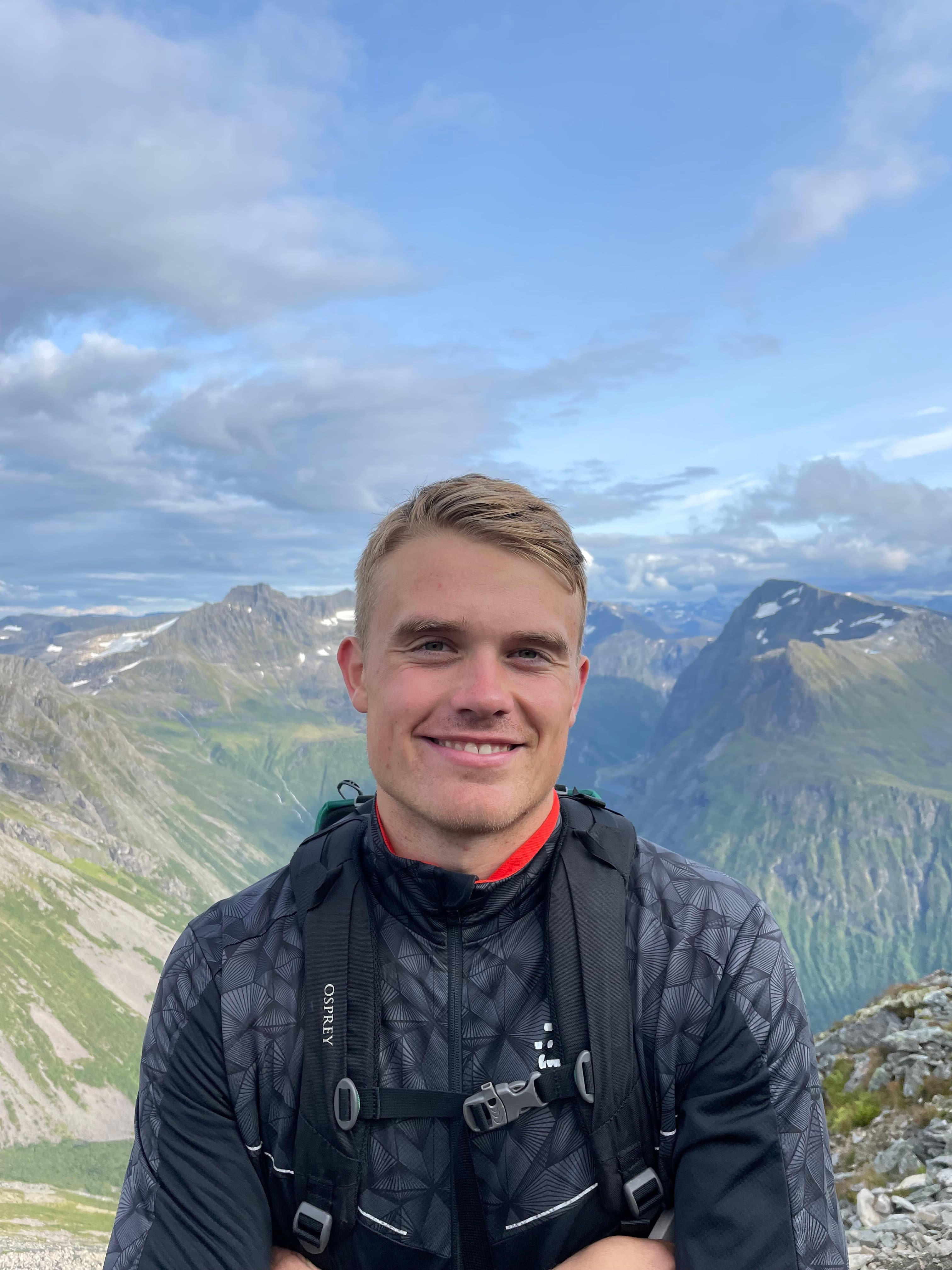 Mathias Haughom, grunnlegger av Synliggjort, på fjelltur